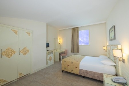Crystal Admiral Resort & Spa - 16