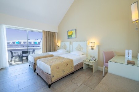 Crystal Admiral Resort & Spa - 17