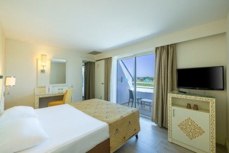 Crystal Admiral Resort & Spa - 27