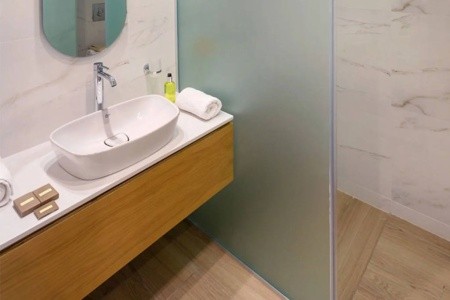 The City Hotel & Suites