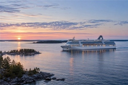 BÍLÉ NOCI VE STOCKHOLMU A HELSINKÁCH