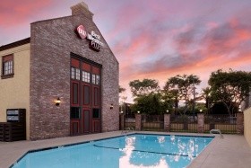 Best Western Plus Raffles Inn & Suites (Anaheim)