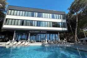 Alexander Resort