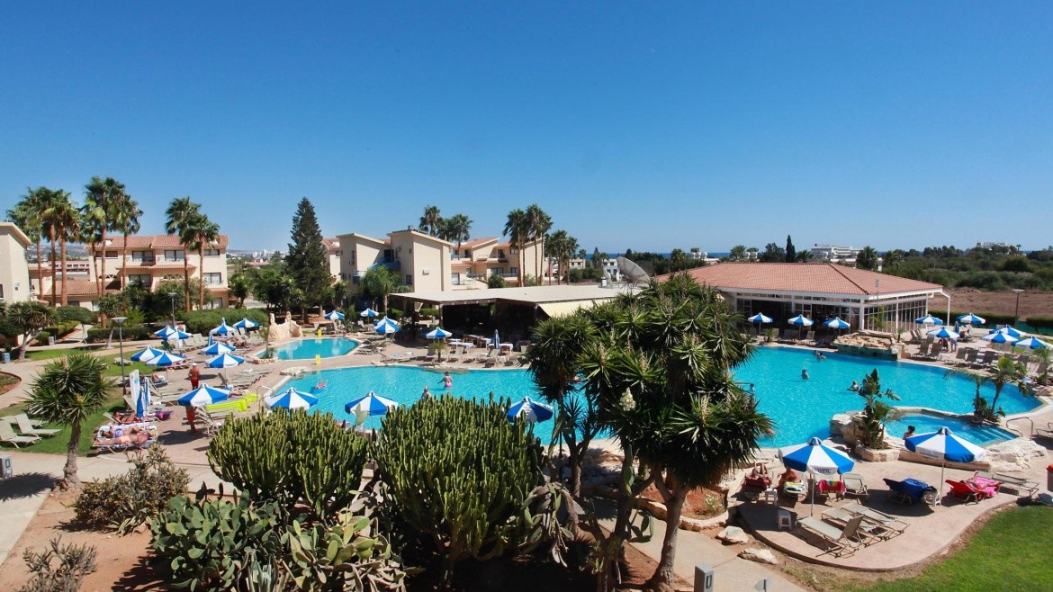 Makronisos Village Club