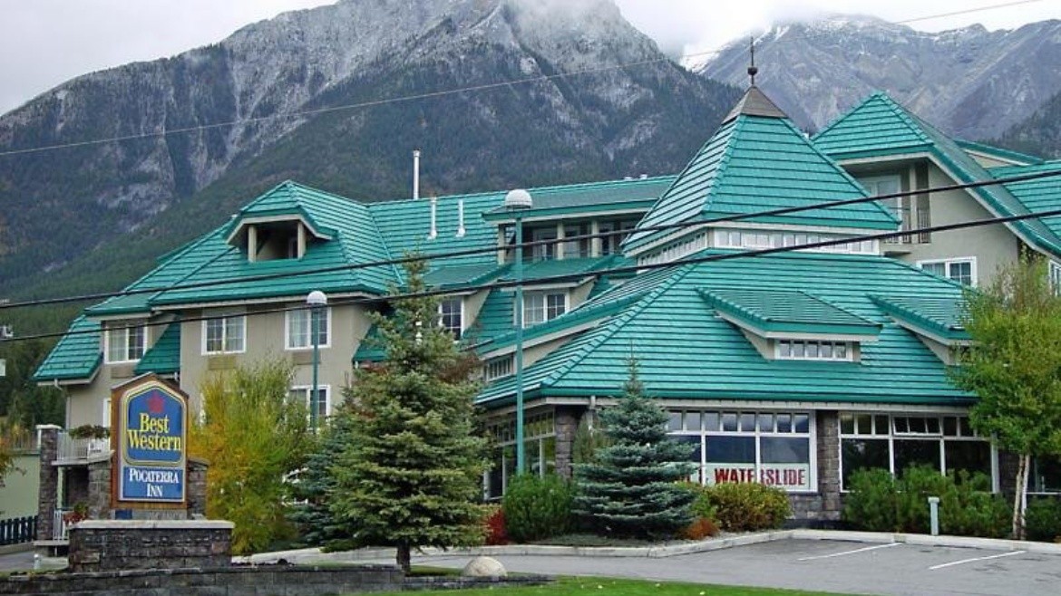 Pocaterra Inn & Waterslide