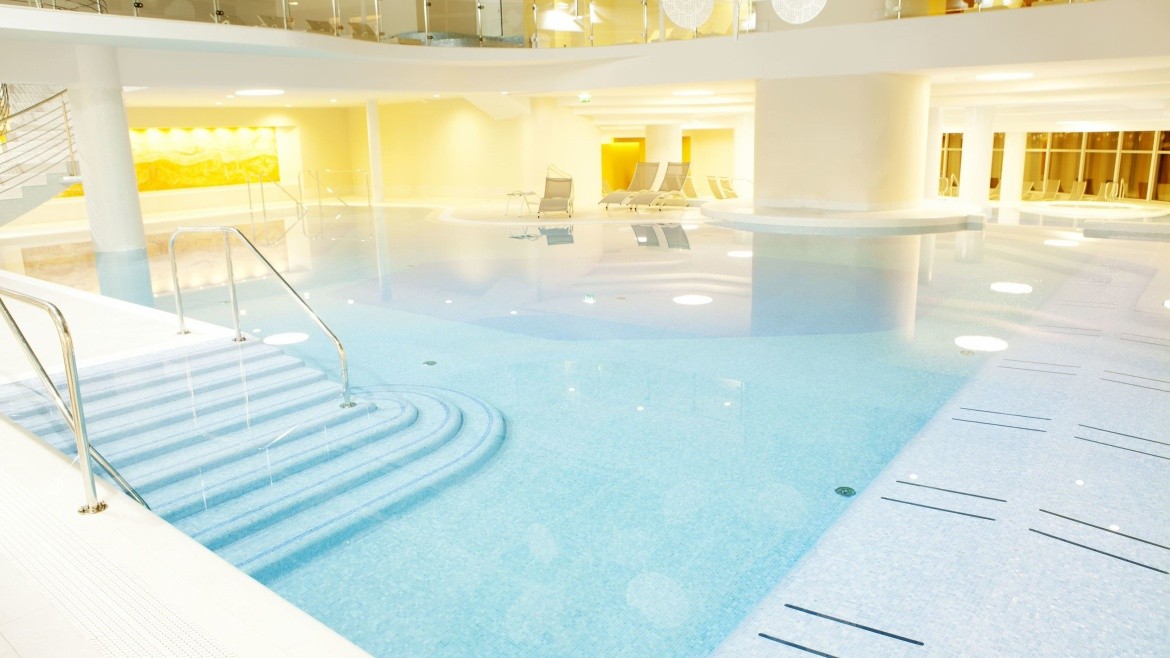 Socializing Hotel Mirna