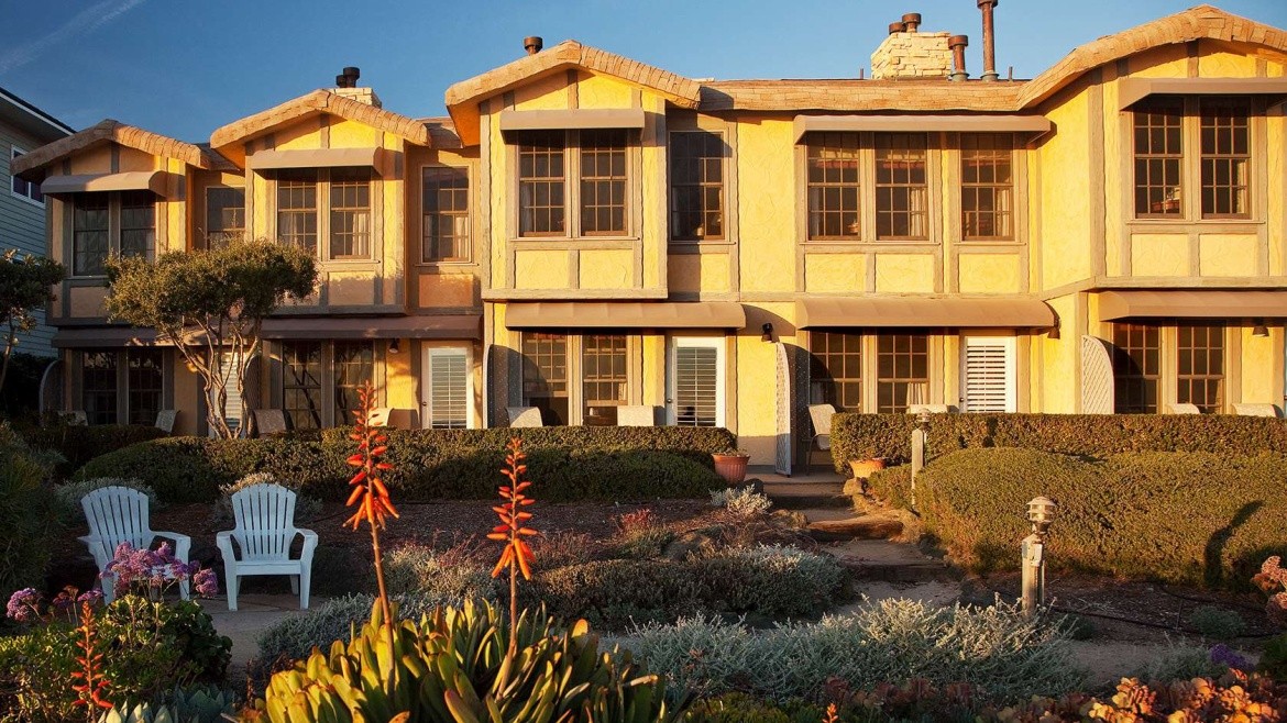 Cottage Inn By the Sea