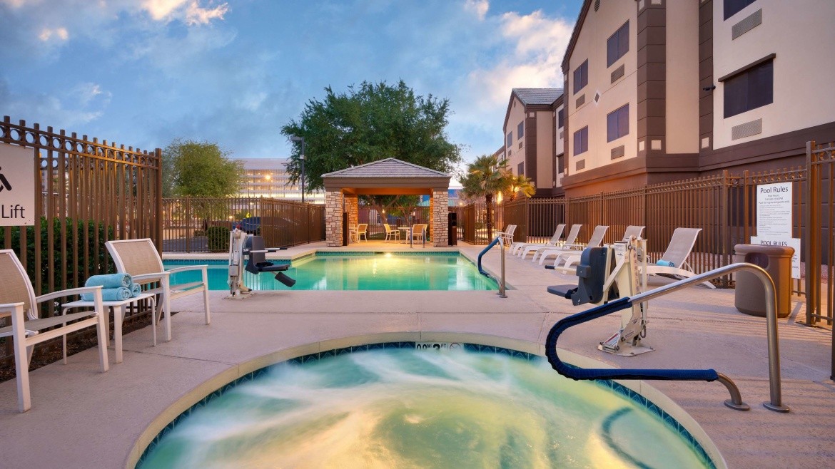 Holiday Inn Express & Suites Downtown-Ballpark