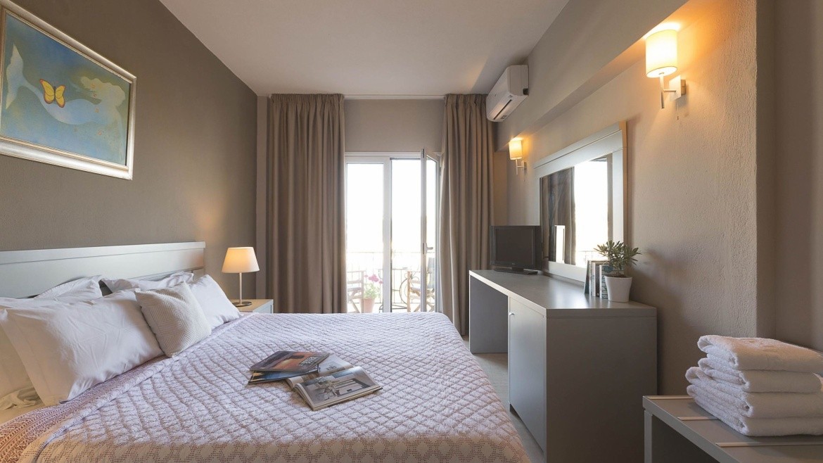 Tomato Beach (Megali Ammos)