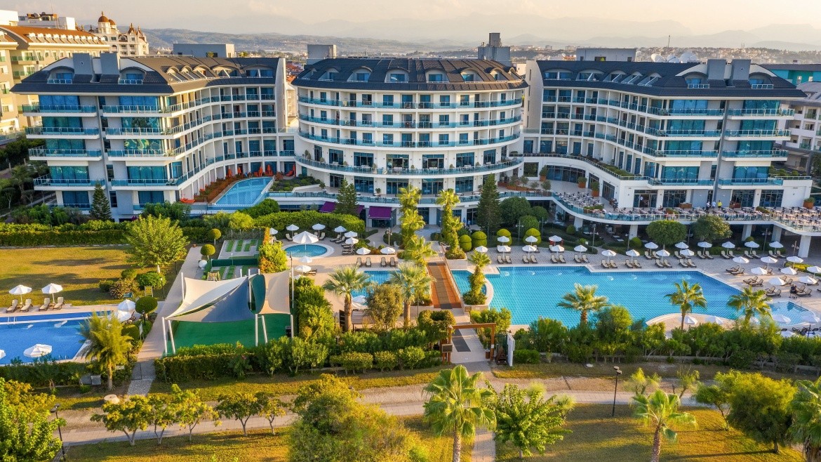 Commodore Elite Suites & SPA