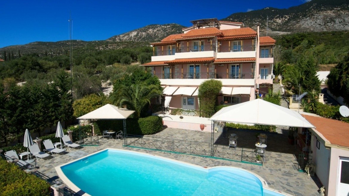 Studia Nostos (Trapezaki)