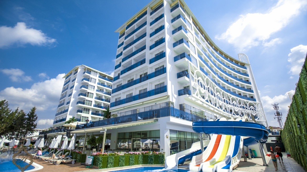 Azura Deluxe Resort & Spa