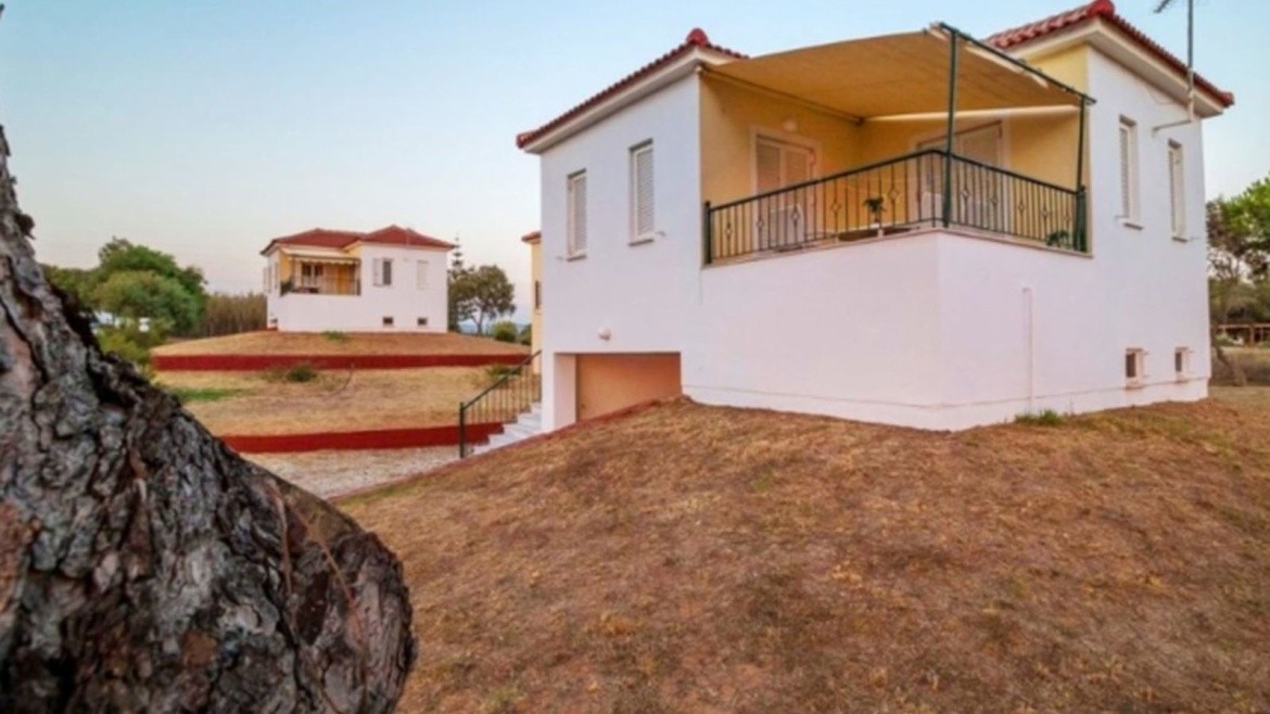 Romanos Beach Villas