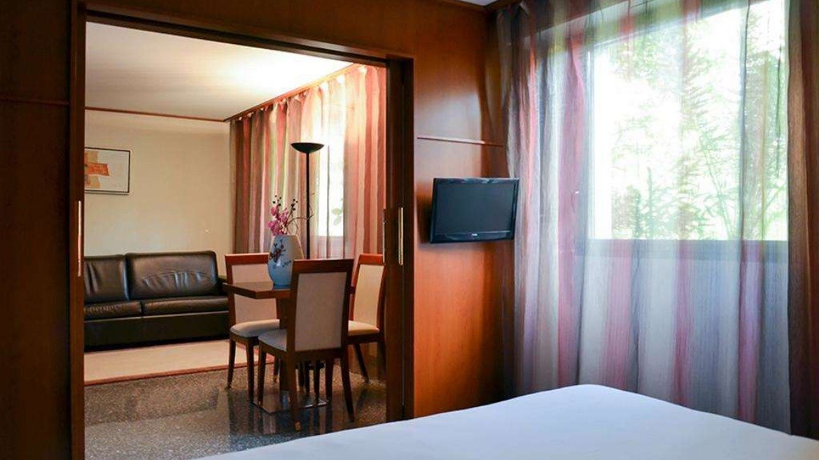 Goldstar Resort & Suites