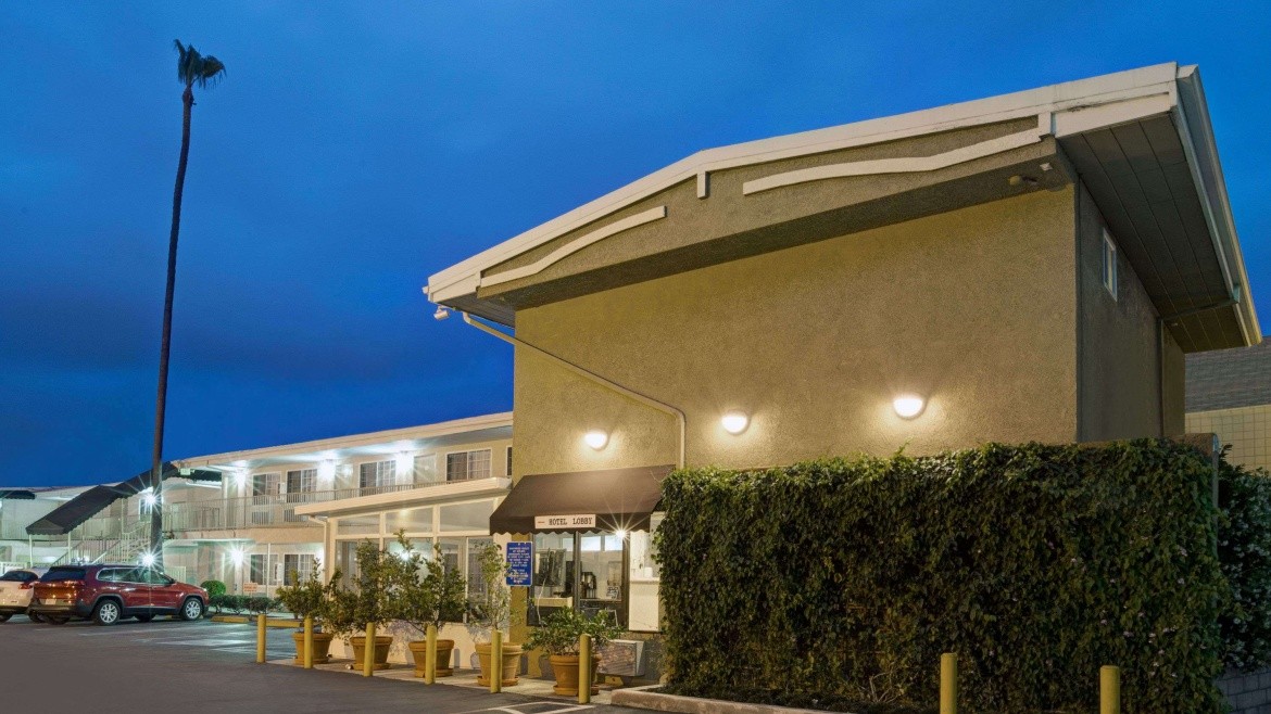 Super 8 by Wyndham Los Angeles-Culver City Area