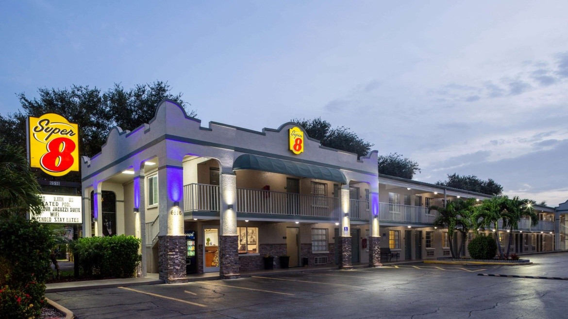 Super 8 by Wyndham Bradenton Sarasota Area
