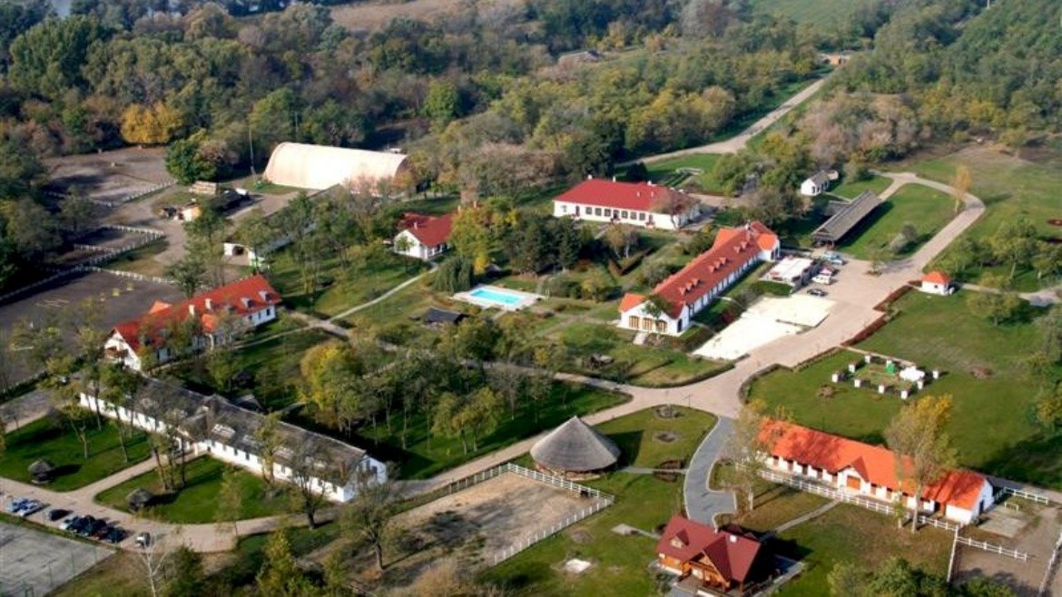 Sarlóspuszta Club