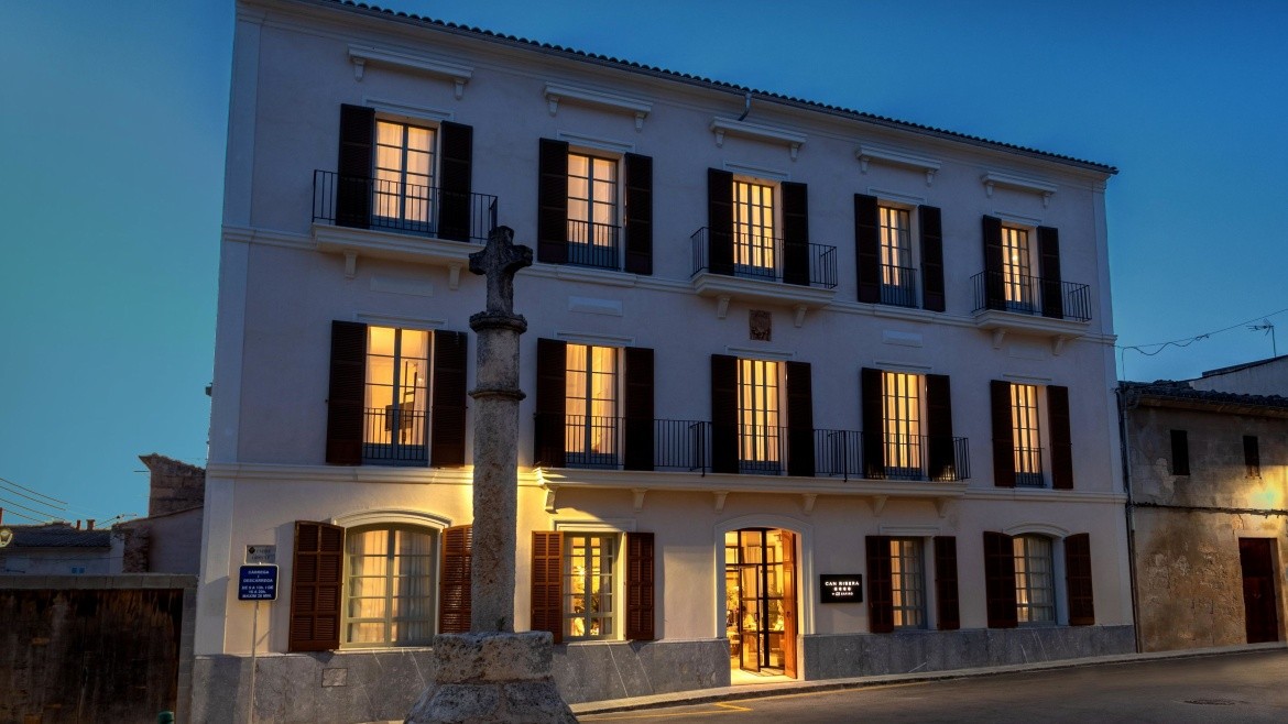 Can Ribera by Zafiro (Muro)