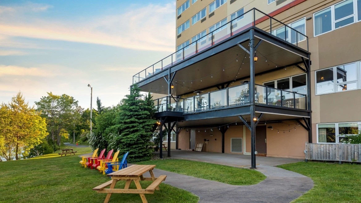 Best Western Plus Chocolate Lake Hotel