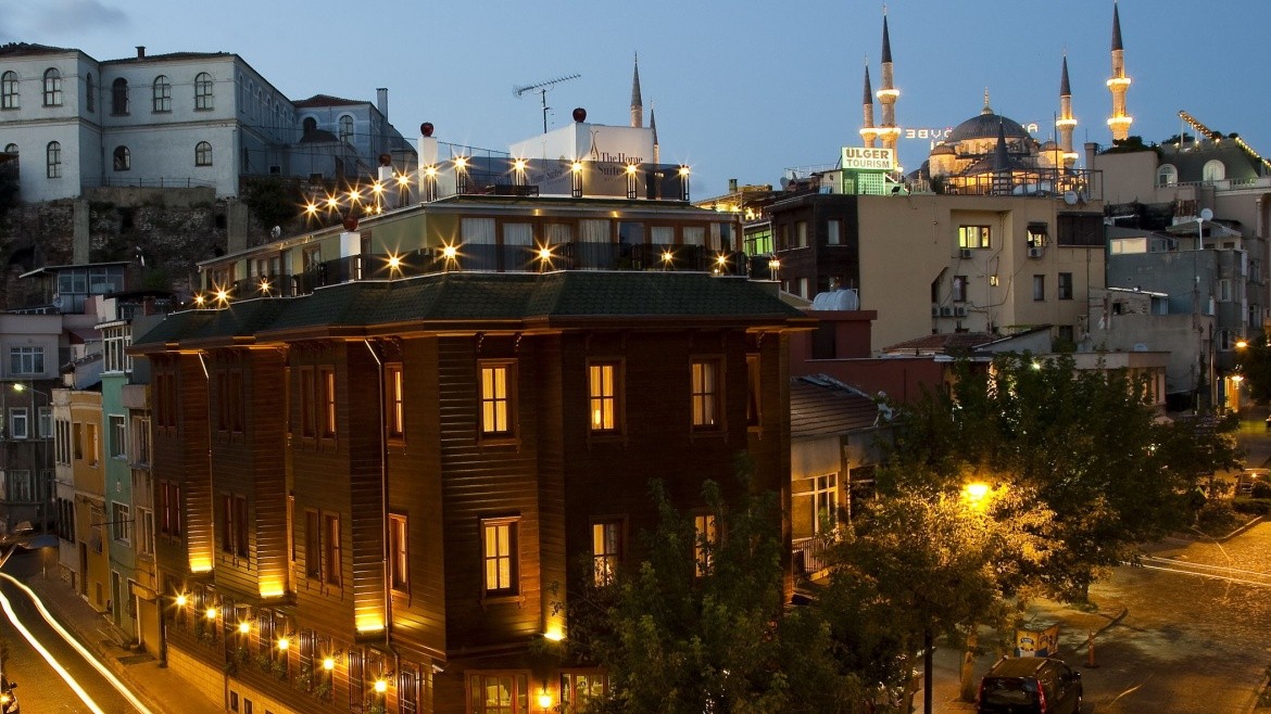 GLK PREMIER The Home Suites & Spa