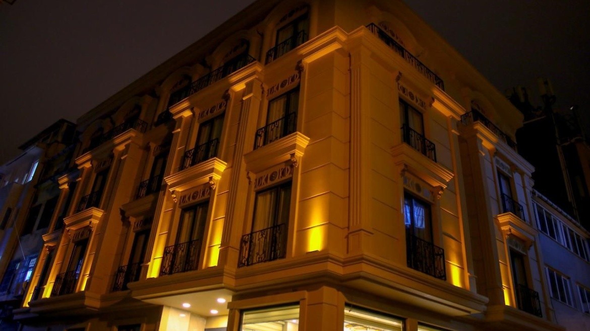 Deluxe Newport Hotel