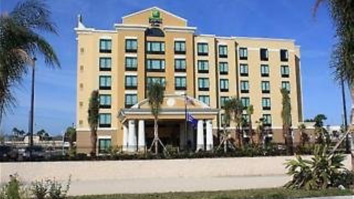Holiday Inn Express & Suites Orlando - International Drive