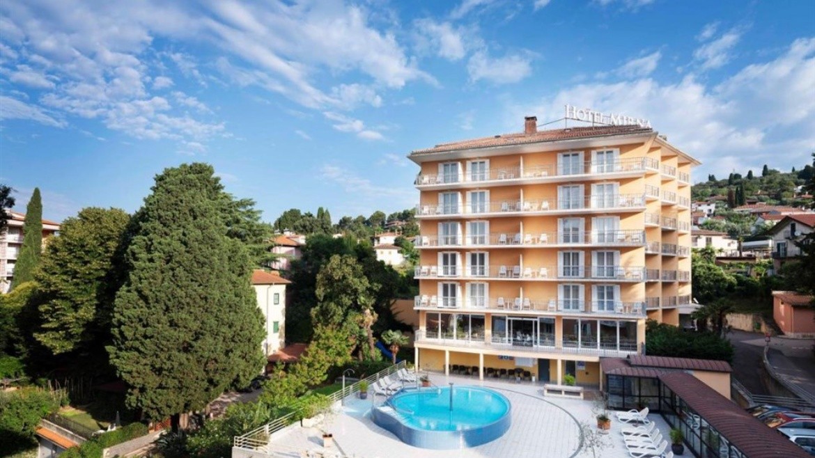 Socializing Hotel Mirna
