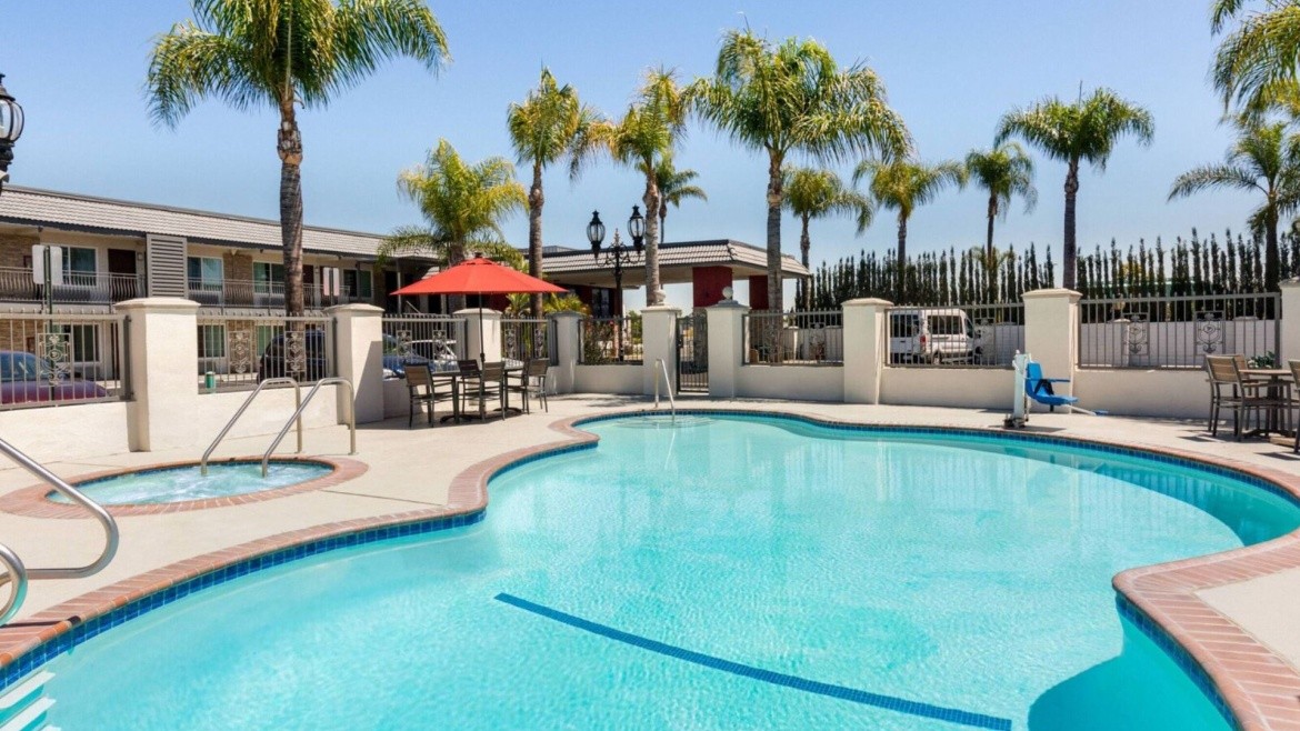 Days Inn & Suites Anaheim at Disneyland Park