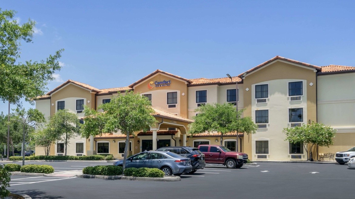 Comfort Inn & Suites Northeast - Gateway (St. Petersburg)