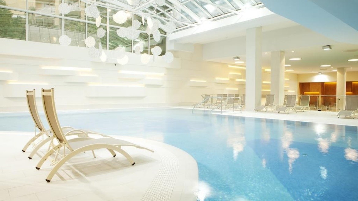 Socializing Hotel Mirna