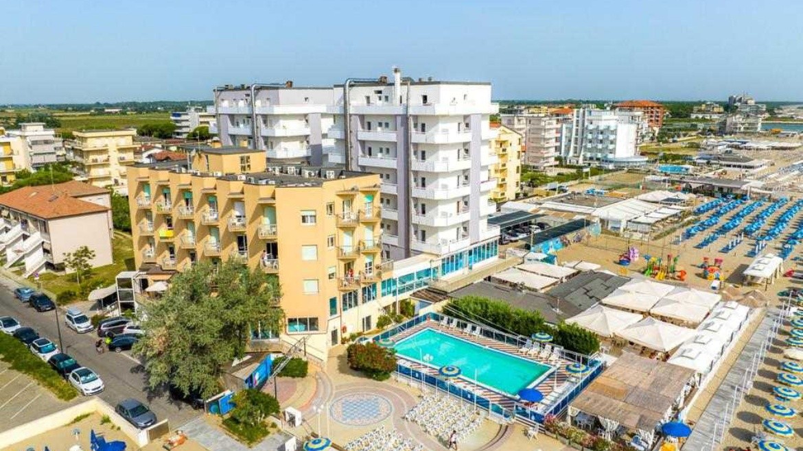 Club Hotel Bikini & Tropicana