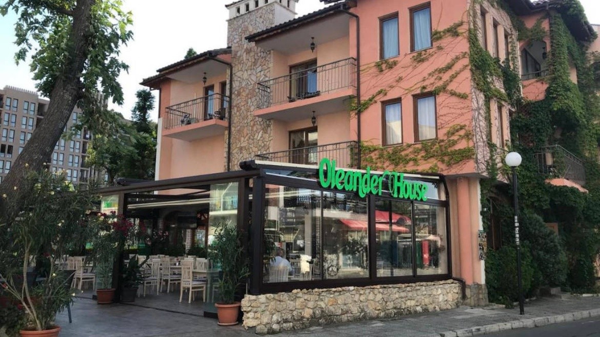 Oleander House And Tennis Club