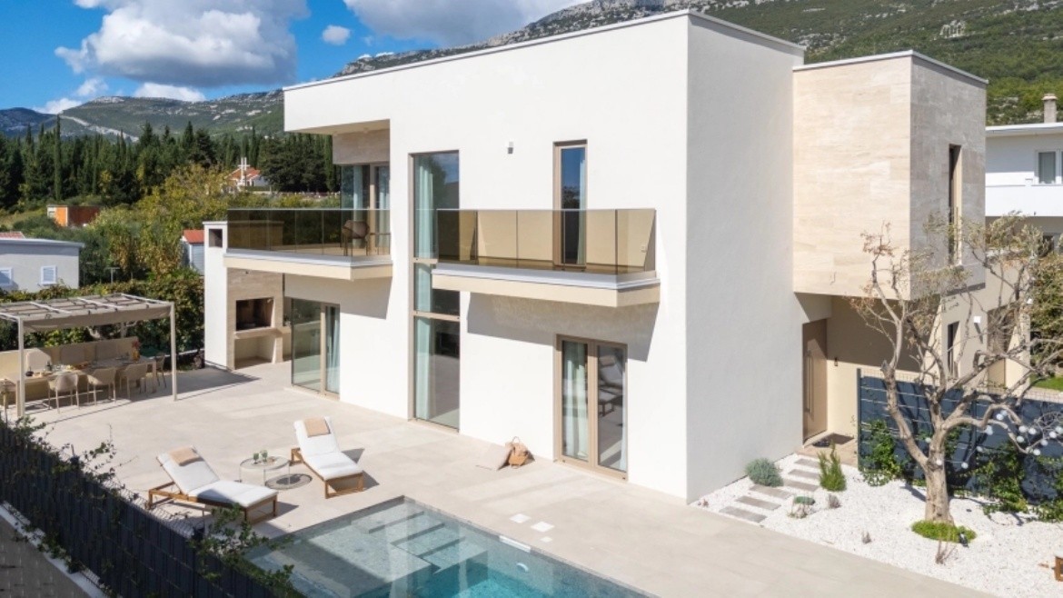 Villa Veluri (Kaštel Lukšić)