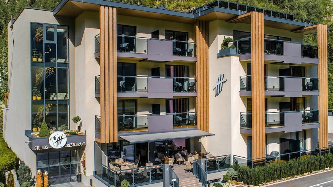 Vier Studios & Restaurant