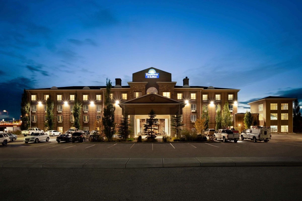 Hotel Days Inn & Suites Strathmore