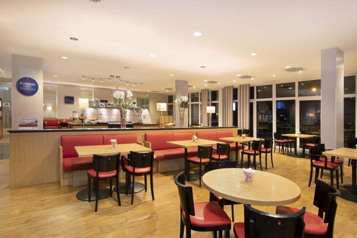 Holiday Inn Express Frankfurt Airport Park Sleep & Fly www.invia.cz