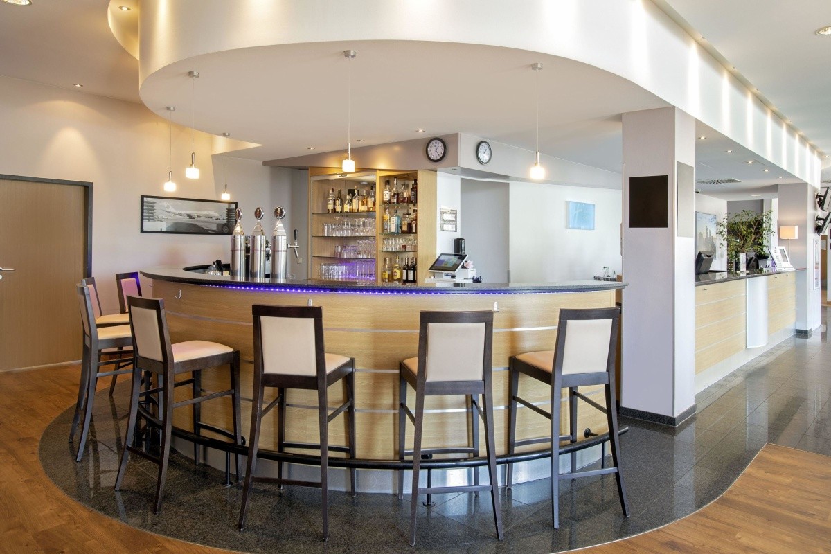 Hotel Holiday Inn Express Frankfurt Airport www.invia.sk