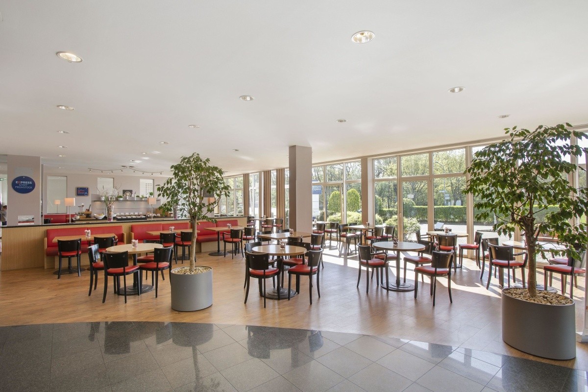 Holiday Inn Express Frankfurt Airport Parken www.invia.cz