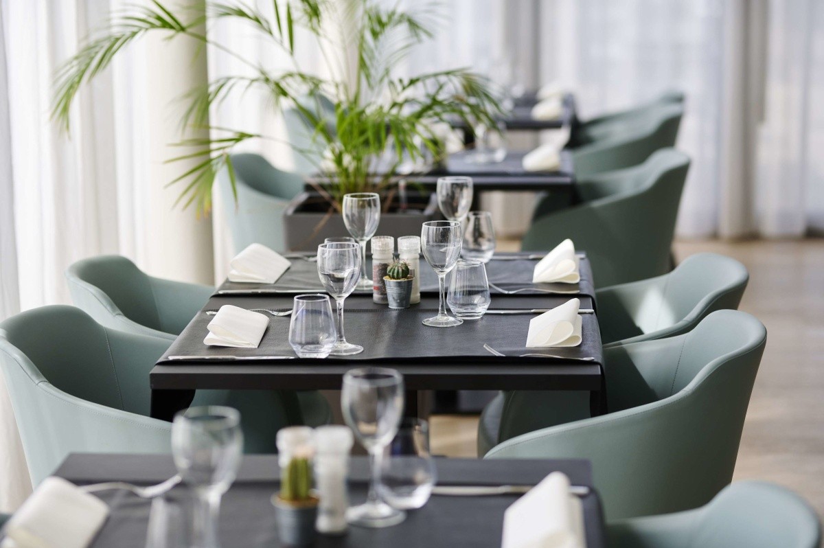 Park Inn By Radisson Liege Airport Restaurant www.invia.cz