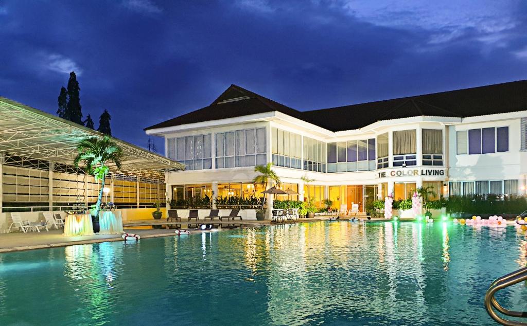 Hotel The Color Living