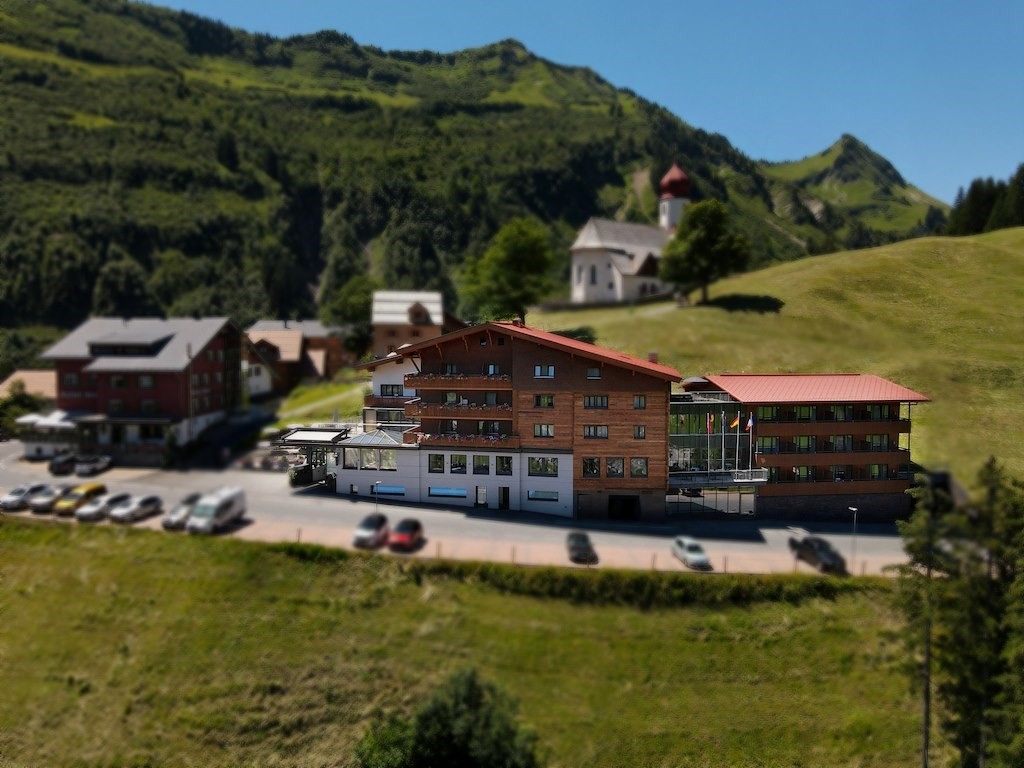 Drohnenaufnahme Hotel Sommer..jpg