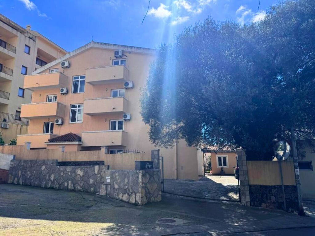 Exteriér restaurace Vila Park s uvítací tabulí. - Exteriér restaurace Vila Park s uvítací tabulí.