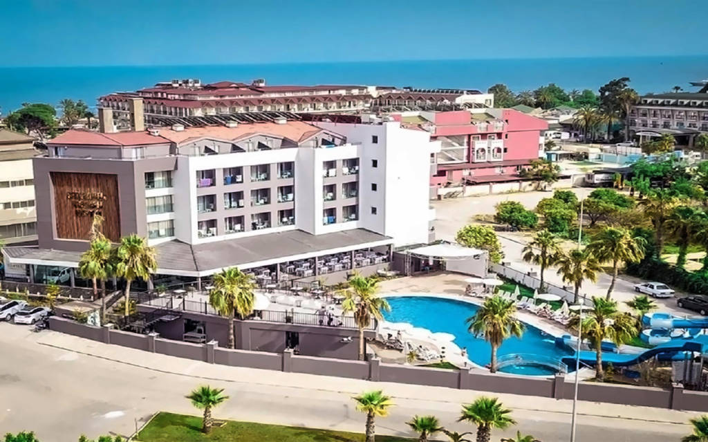 Ptačí pohled na hotel Istanbul Beach s bazénem a palmami. - Ptačí pohled na hotel Istanbul Beach s bazénem a palmami.