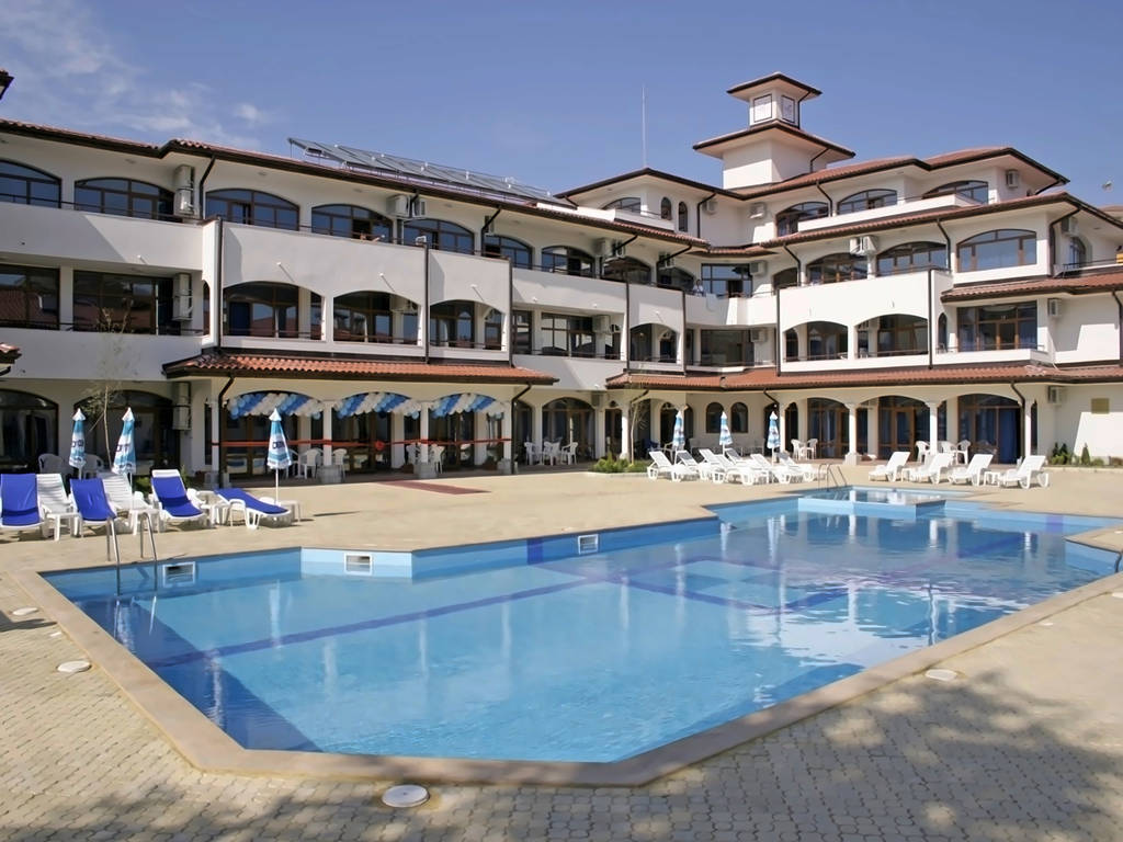 Venkovní bazén s lehátky a slunečníky u budovy hotelu. - Venkovní bazén s lehátky a slunečníky u budovy hotelu.