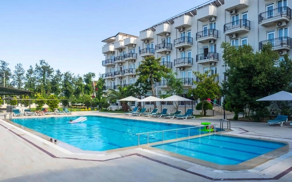 Oblast bazénu se slunečníky a lehátky. - Oblast bazénu se slunečníky a lehátky.