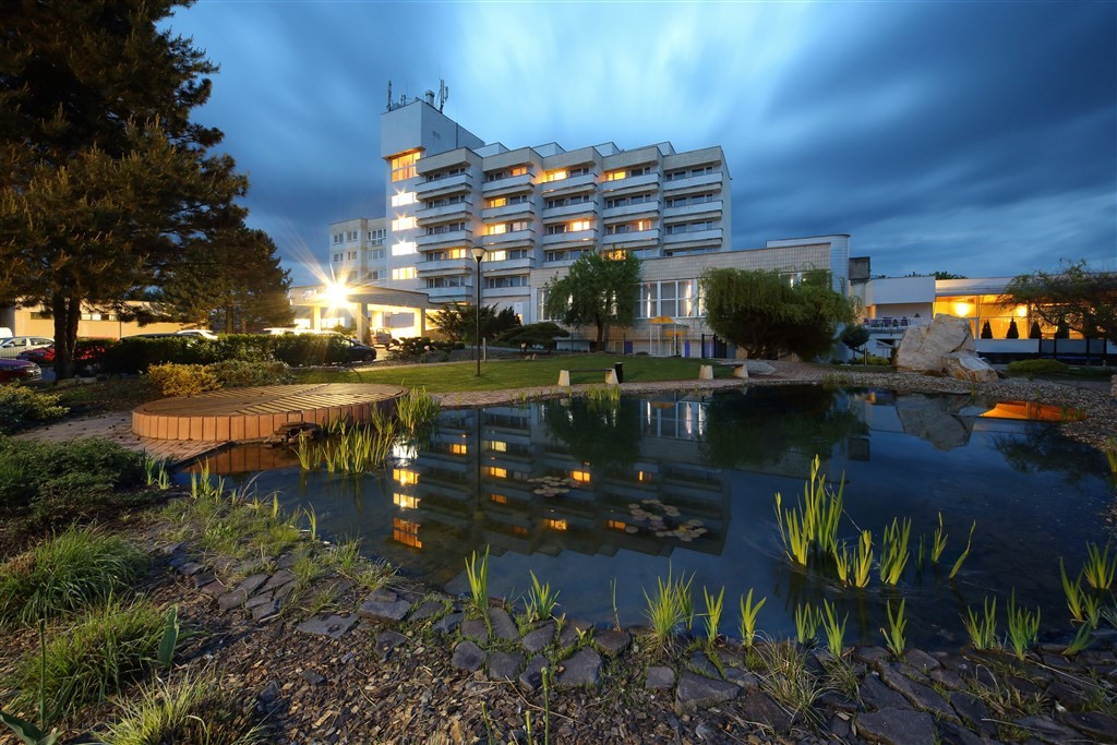 FOTO - EXTERIER - NOC - HHVIEZDA.jpg