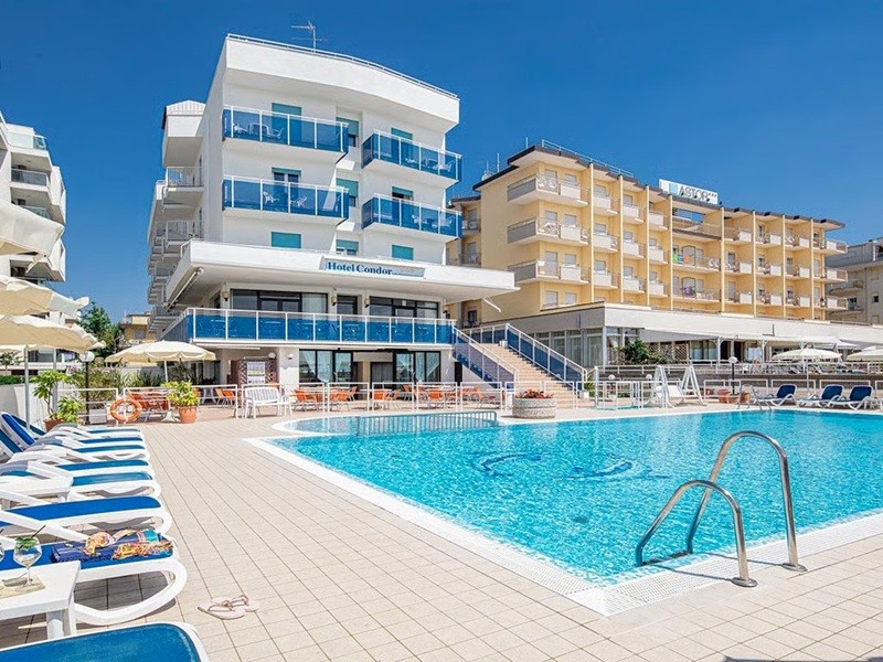 Pohled na hotel a bazén
