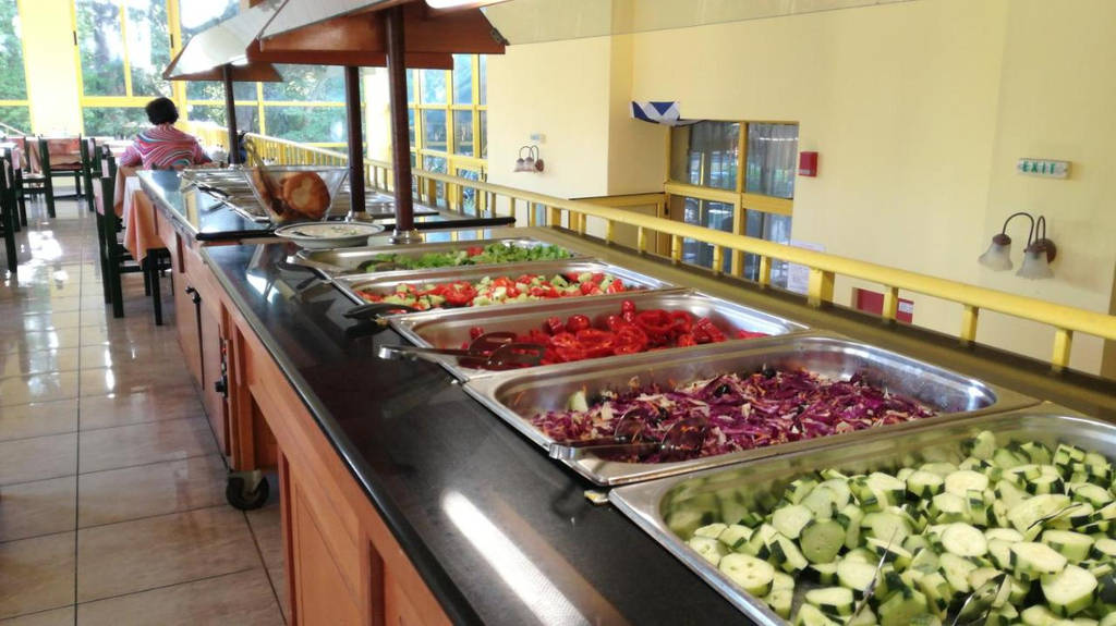 Bufetový stůl s různými čerstvými zeleninami v jídelně hotelu. - Bufetový stůl s různými čerstvými zeleninami v jídelně hotelu.