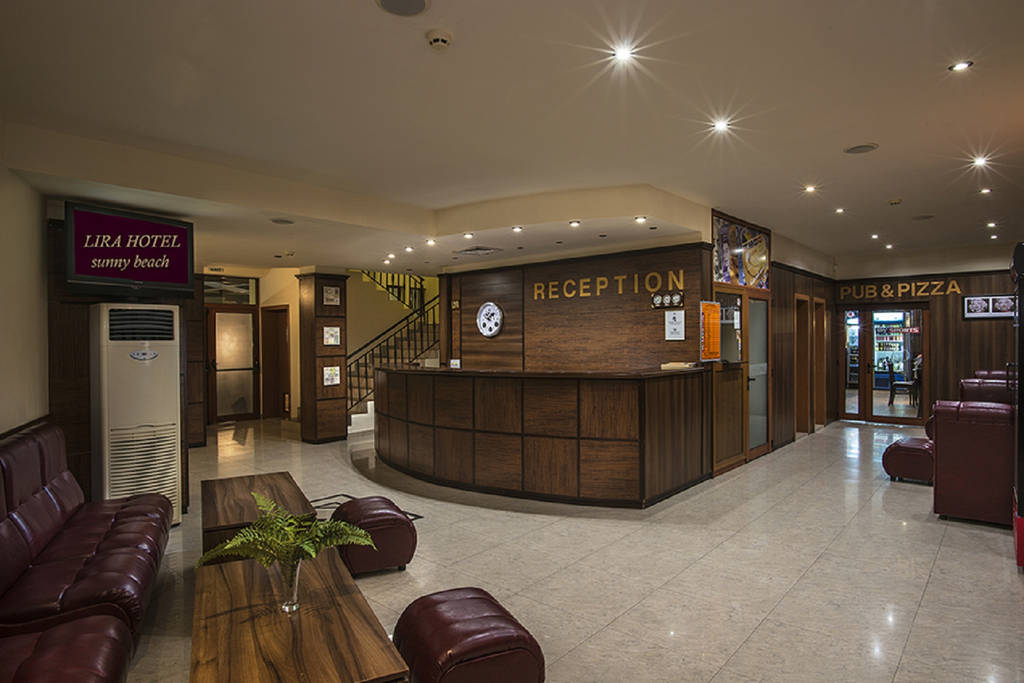 Recepční zóna hotelu s dřevěným dekorem a místy pro hosty. - Recepční zóna hotelu s dřevěným dekorem a místy pro hosty.