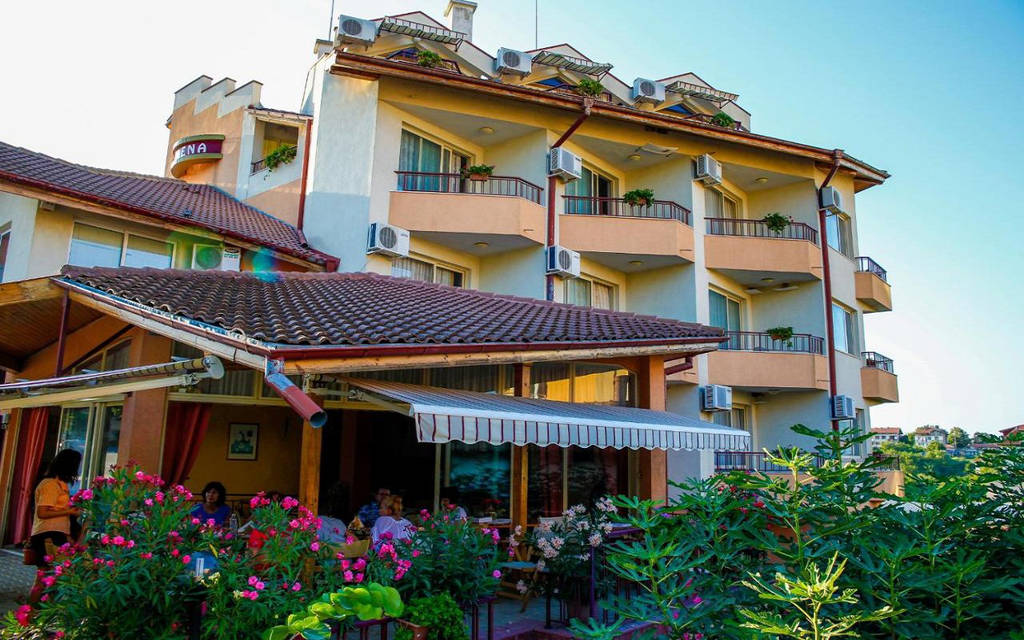 Exteriér hotelu s balkony, květinami a venkovní odpočinkovou zónou. - Exteriér hotelu s balkony, květinami a venkovní odpočinkovou zónou.